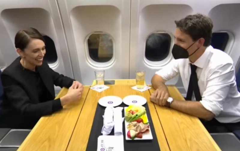 c-est-jacinda-ardern-sur-la-photo-avec-justin-trudeau.jpg