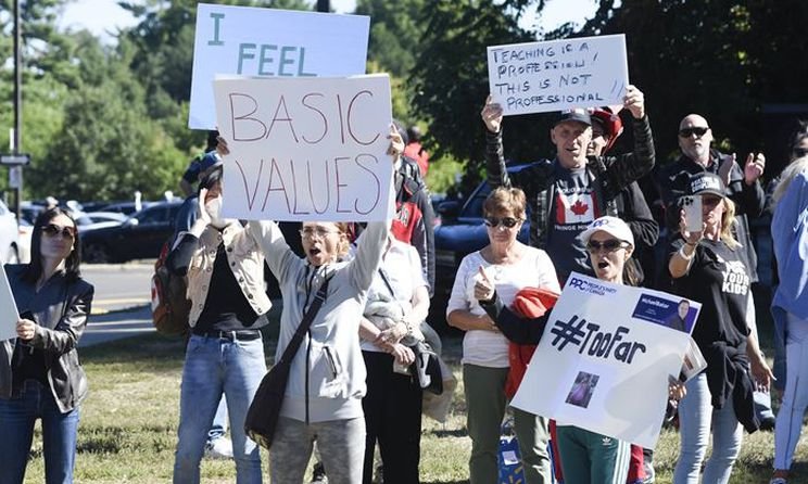 protestataires-le-21-septembre-2022-contre-l-enseignant-trans.jpg