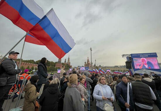 participants-aux-celebrations-ayant-lieu-a-la-place-rouge-a-moscou.jpg
