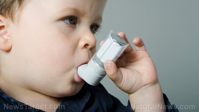garcon-avec-une-pompe-a-asthme.jpg