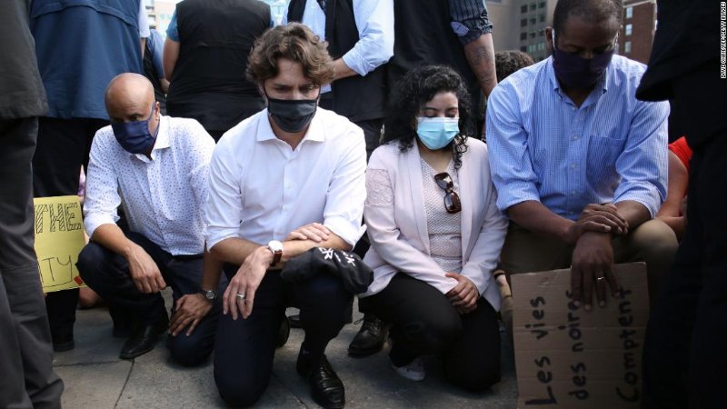 justin-trudeau-qui-pose-le-genou-pour-blm.jpg