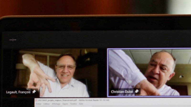 francois-legault-et-christian-dube-avec-le-signe-de-la-main.jpg