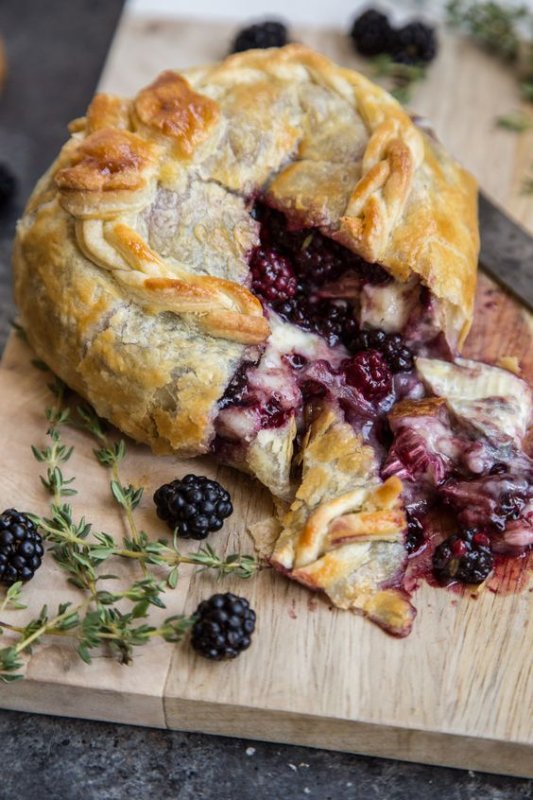 brie-en-croute-au-thym-et-aux-mures.jpg