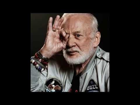 astronaute-buzz-aldrin-qui-fait-son-signe-666-sur-son-oeil.jpg