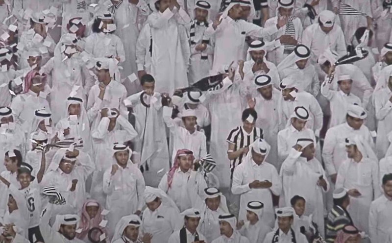 fans-de-soccer-a-doha-en-robes.jpg