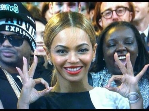 j-lo-et-son-double-signe-satanique-du-666.jpg