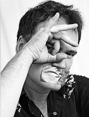 quentin-tarantino-qui-fait-son-signe-satanique-du-666-sur-son-oeil.jpg