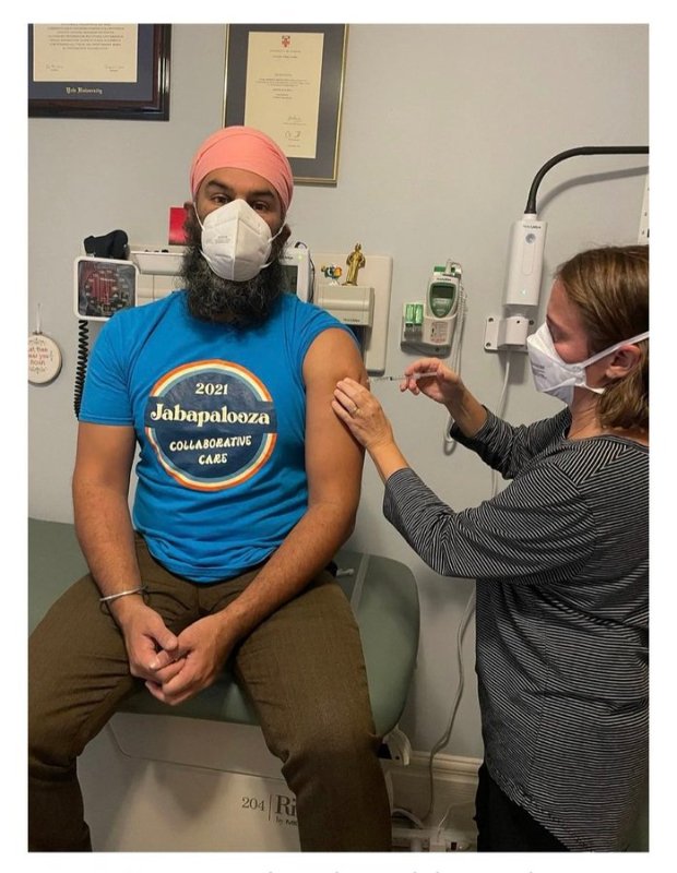 jagmeet-singh-qui-fait-sermblant-de-se-faire-vacciner.jpg