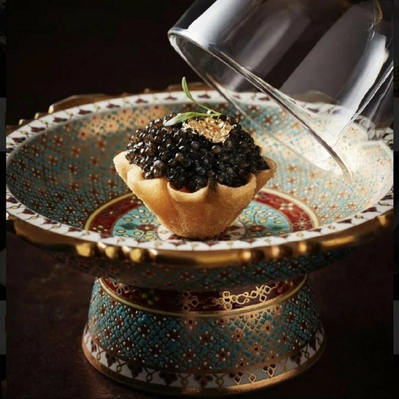 Les Canadiens n’auraient même pas les moyens de se payer le plat… encore moins le délicieux caviar servi ici de manière artistique.