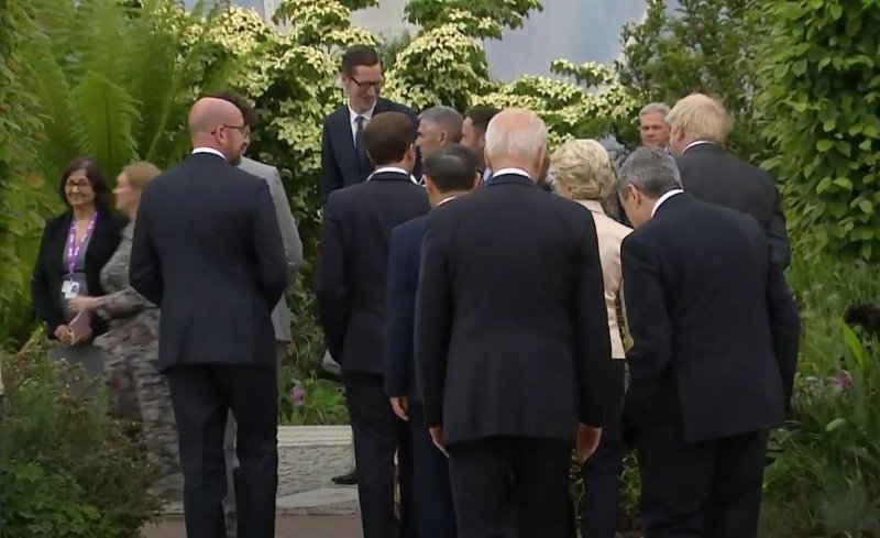 procession-de-mondialistes-devant-un-grand-delegue.JPG