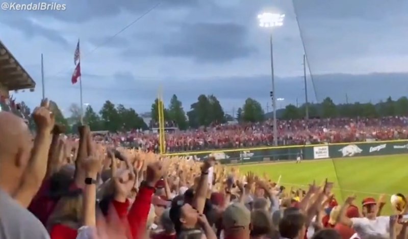 foule-au-baum-walker-stadium-en-arkansas.JPG