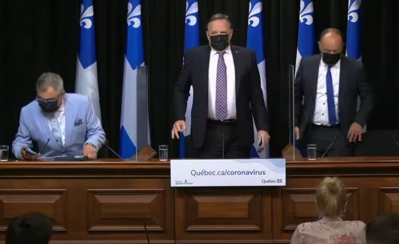 les-caquistes-masques-avec-le-dr-horacio-arruda-masque-lui-aussi.JPG