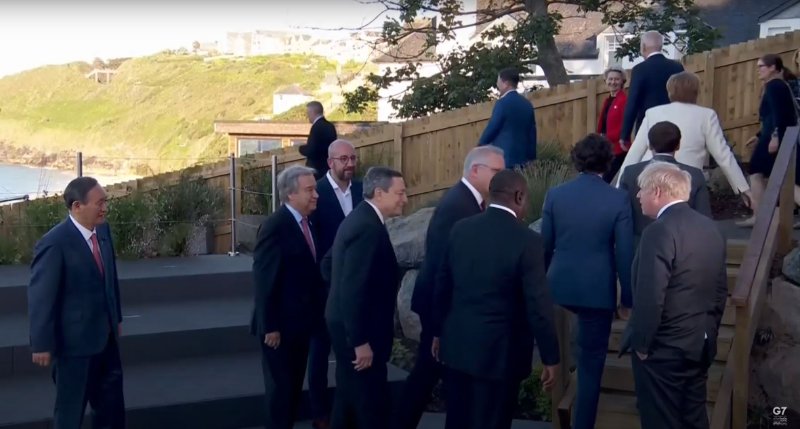 les-copains-mondialistes-du-g7-sans-masques-et-sans-distanciation.JPG