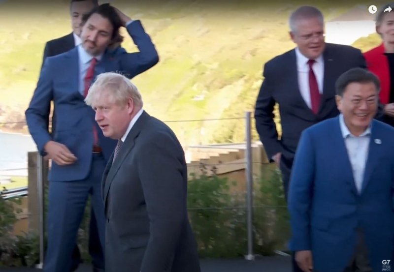 justin-trudeau-se-refait-une-beaute-avant-la-photo-au-g7-2021.JPG