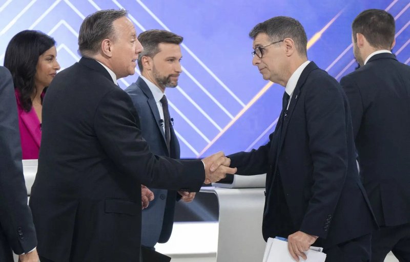 politesse-ou-complicite-bien-dissimulee.jpg