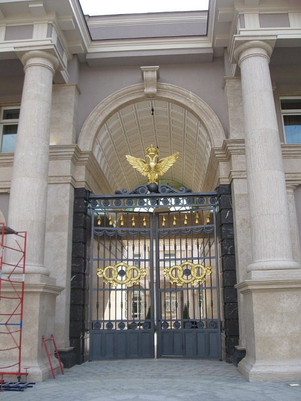 Putin_palace_main_gate_2611.jpg