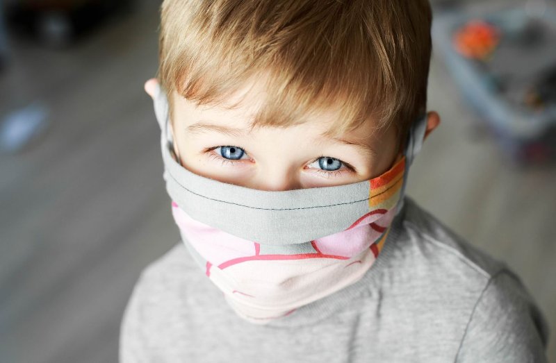 jeune-enfant-masque-en-raison-des-decrets-covid-2022.jpg
