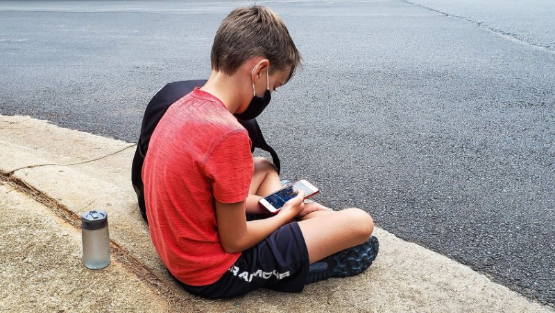 enfant-masque-avec-un-smartphone.jpg