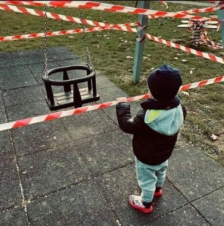 enfant-qui-veut-se-balancer-mais-ne-le-peut-pas-pendant-la-folie-covidienne.jpg