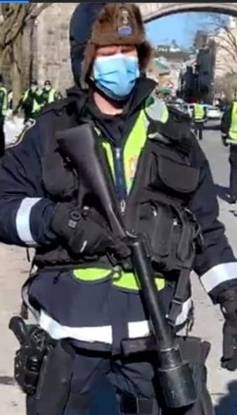 la-police-de-quebec-est-une-honte-nationale-masquee-mars-2021.jpg