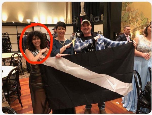 stacey-kauder-une-femme-juive-avec-christine-anderson-tenant-le-drapeau-de-diagolon.jpg