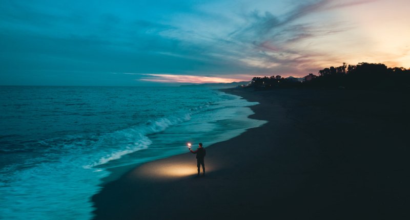 homme-sur-la-plage-le-soir.jpg