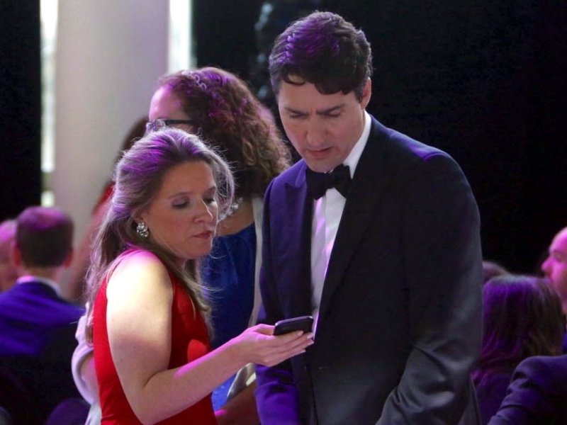 Le Premier ministre Justin Trudeau confie avec son chef de cabinet Katie Telford au dîner de la National Press Gallery à Gatineau (Québec), le samedi 3 juin 2017. PHOTO DE LA PRESSE CANADIENNE / FRED CHARTRAND