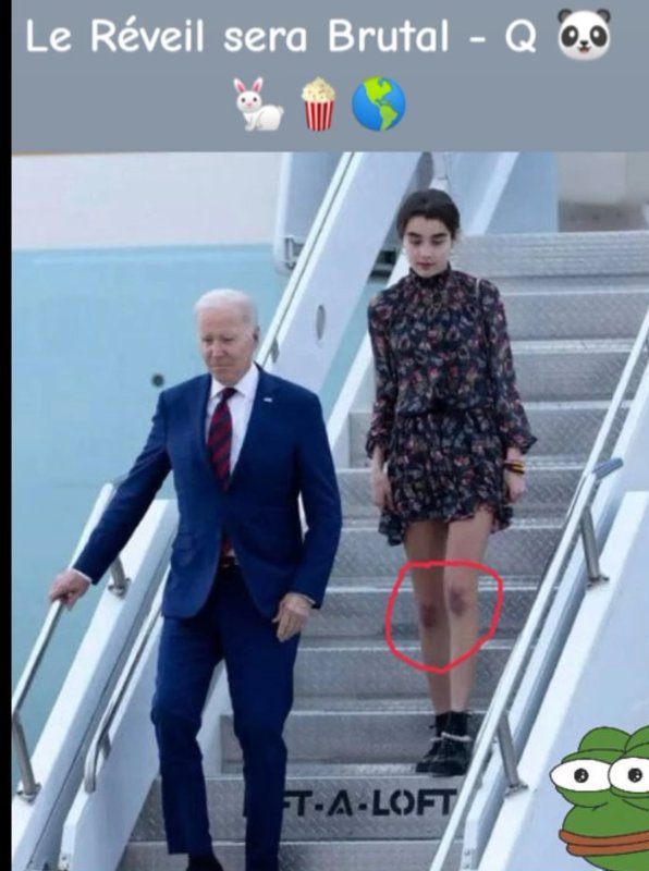 quelqu-un-a-passe-beaucoup-de-temps-a-genou-alors-qu-est-ce-qu-il-faisait-avec-joe-biden.jpg
