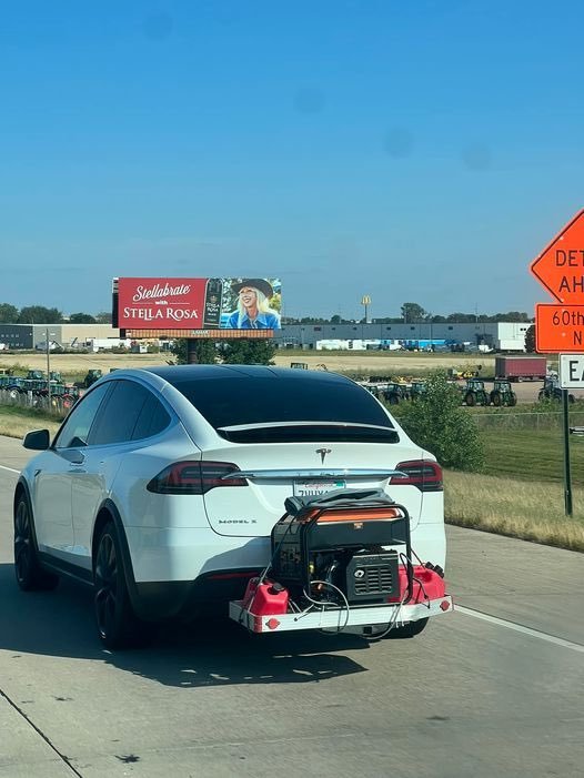une-tesla-et-sa-generatrice-portable-pour-la-recharger.jpg