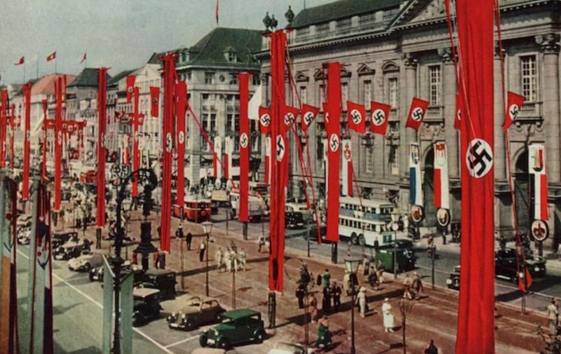 l-omnipresence-des-symboles-nazis-a-ete-remplacee-par-des-drapeaux-lgbtq-plus-en-occident.jpg
