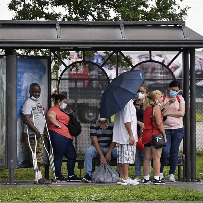 les-pauvres-qui-attendent-le-prochain-bus.jpg