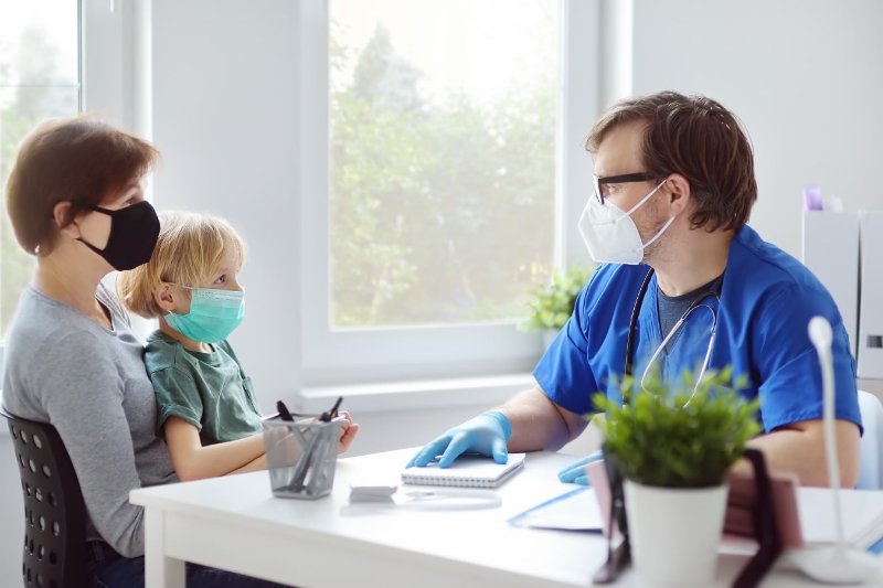 un-vaccinateur-qui-discute-avec-ses-cibles.jpg