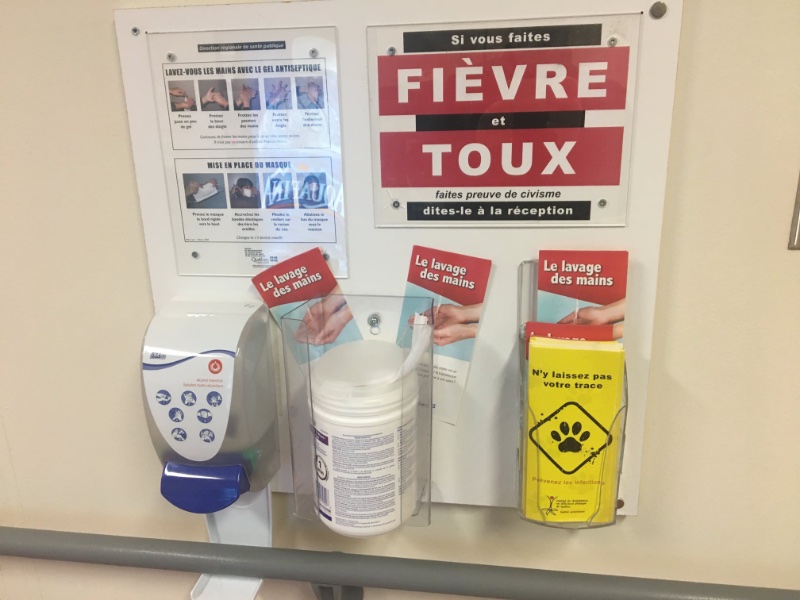plaque-murale-covid-dans-un-hopital-au-quebec.jpg